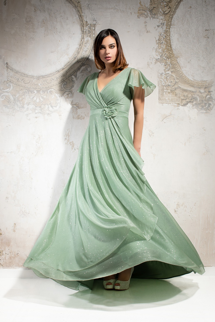 How to dress for a summer or winter wedding