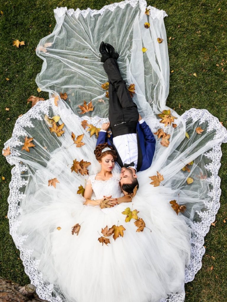 Fall wedding how to dress: guide to patterns and colors