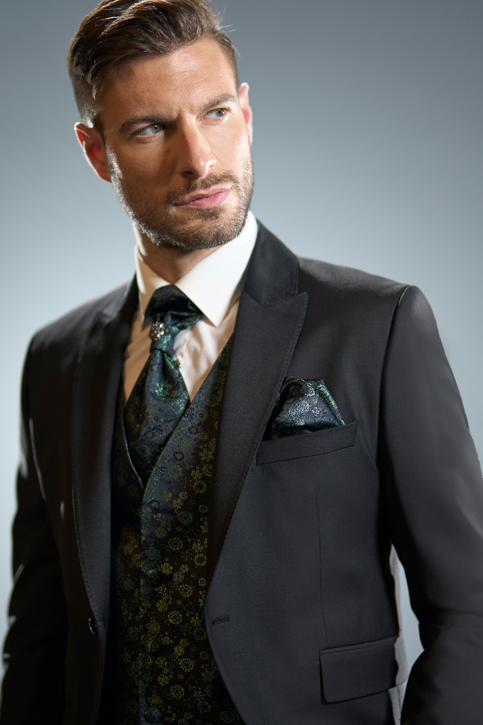 How to tie a tie knot?