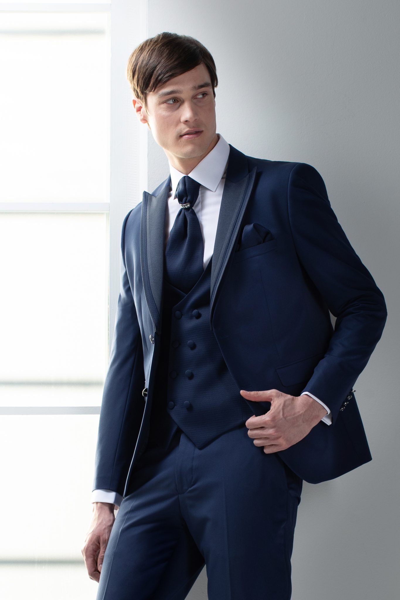 Groom’s tie and plastron: choosing the right patterns and colors